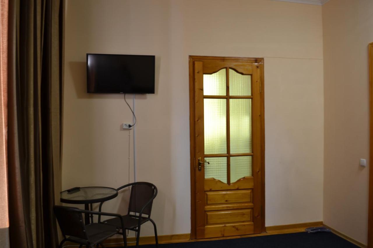 Art Hotel Černivci Esterno foto