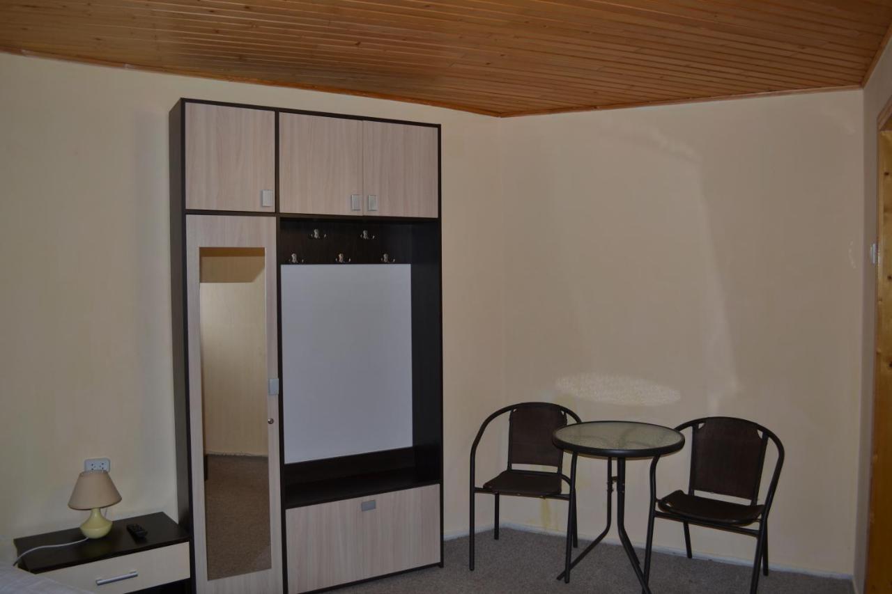Art Hotel Černivci Esterno foto