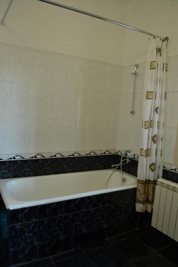 Art Hotel Černivci Esterno foto